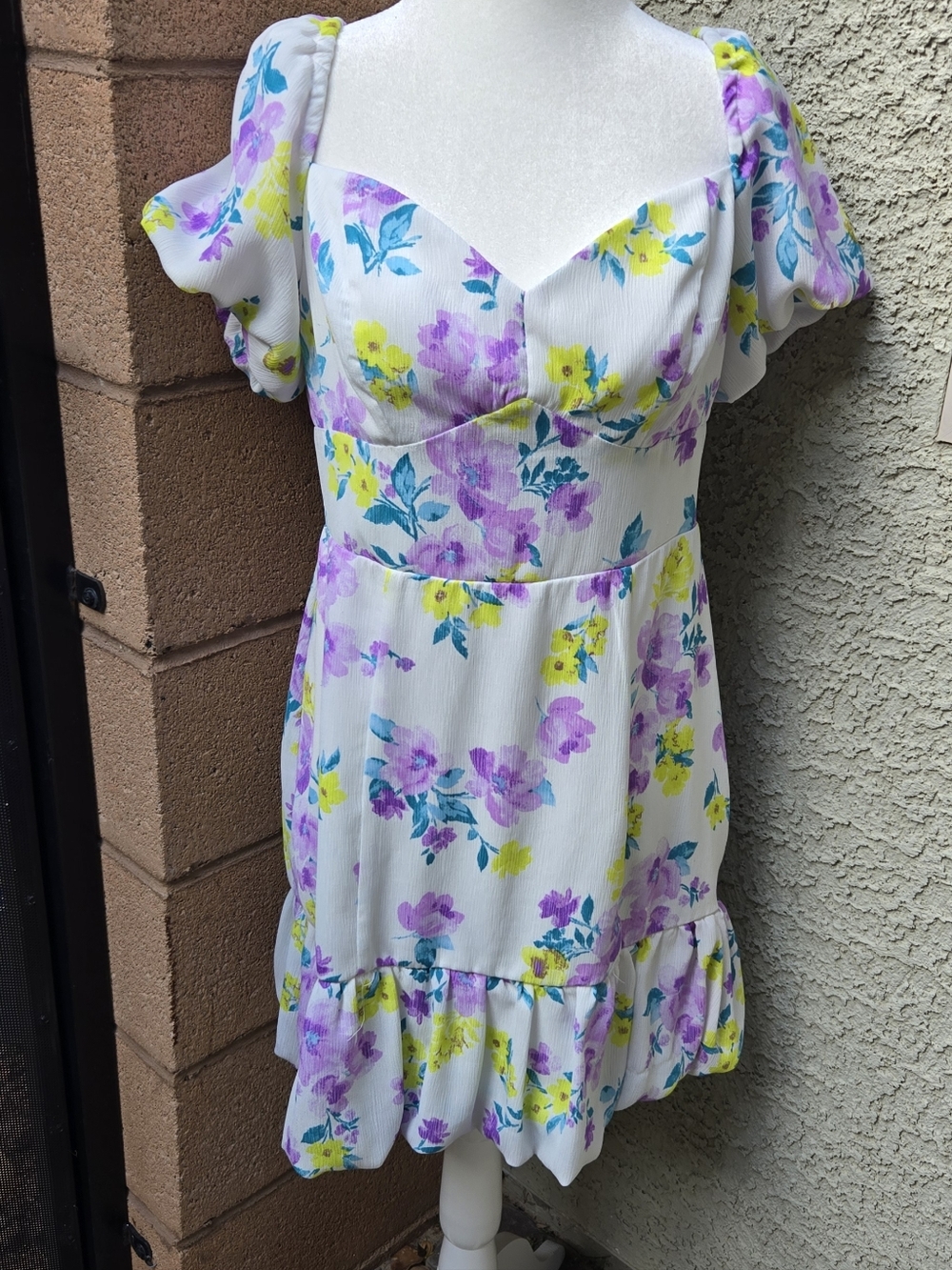 City Studio Sweetheart Puff Sleeve Floral Mini Dress in White - Picture 2 of 9
